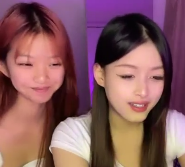 两个00后颜值美少女！超级嫩紧致小穴！幸福炮友操逼，撸硬特写视角抽插，浴室洗澡掰开小穴