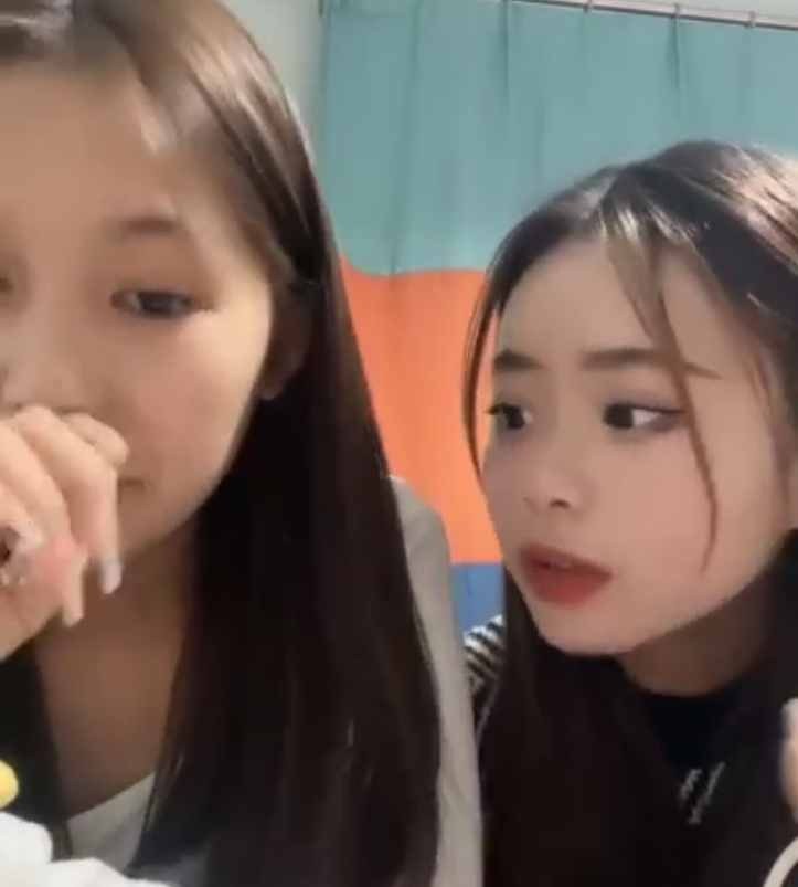 两个00后美少女！活力十足一起跳舞！脱光光扭腰摆臀，翘起屁股特写，多毛骚穴挺肥，极度诱惑