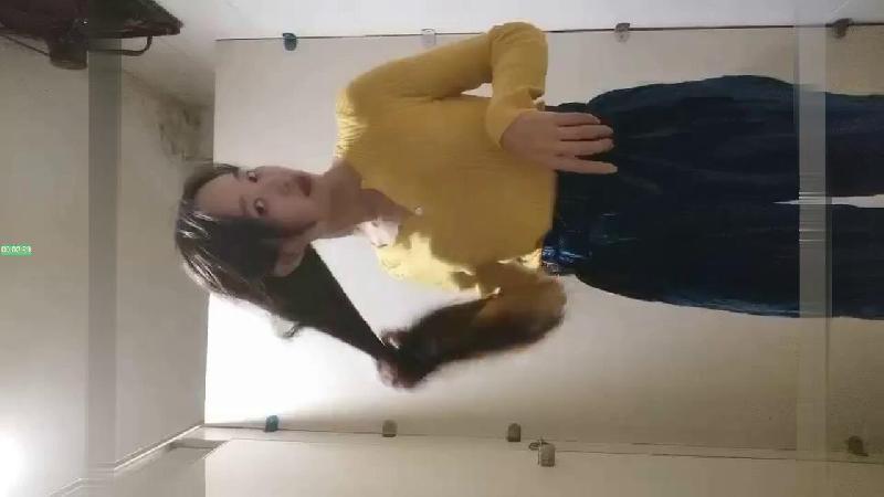 雪儿R粉顏值不錯黃衣妹子網吧廁所自慰誘惑，脫掉褲子性感黑絲跳蛋塞入大黑牛震動