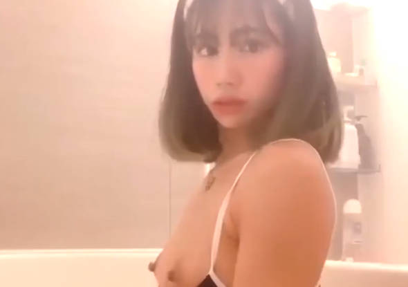 高铁露出美女 高铁上偷玩粉穴高潮 差点被发现