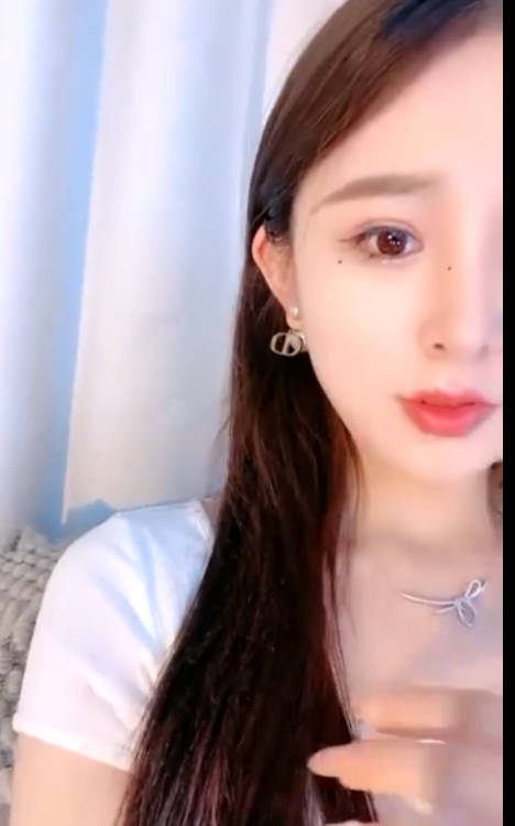 顶级尤物颜值女神！好久没播回归！极品修长美腿，全身粉嫩道具自慰，按摩器震穴深插娇喘