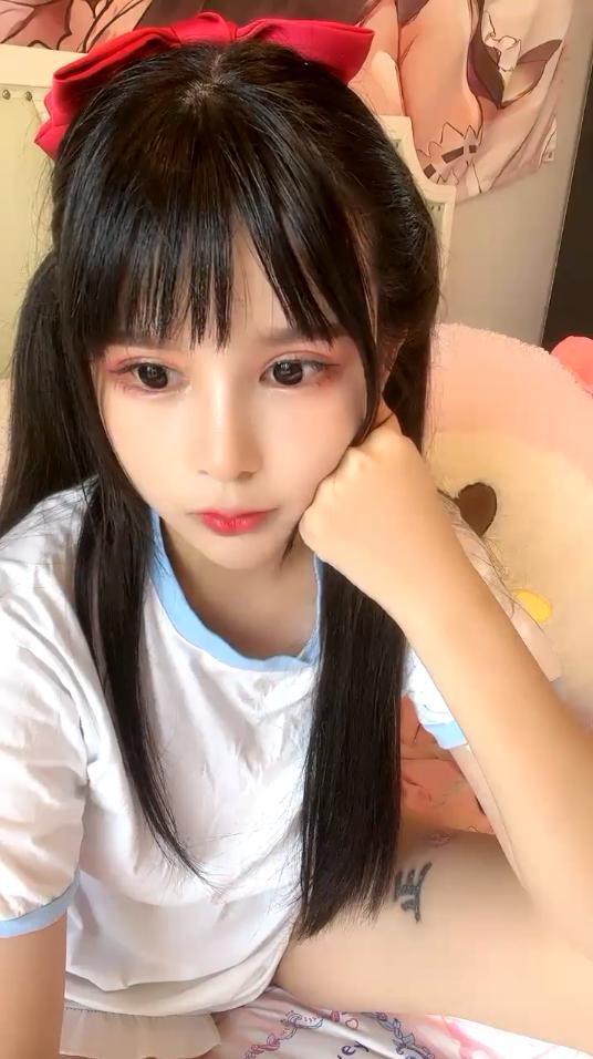 (甜美女神)害羞的可愛蘿莉露臉大尺度秀，雪白美乳與白虎一線天掰穴、狗爬樣樣來