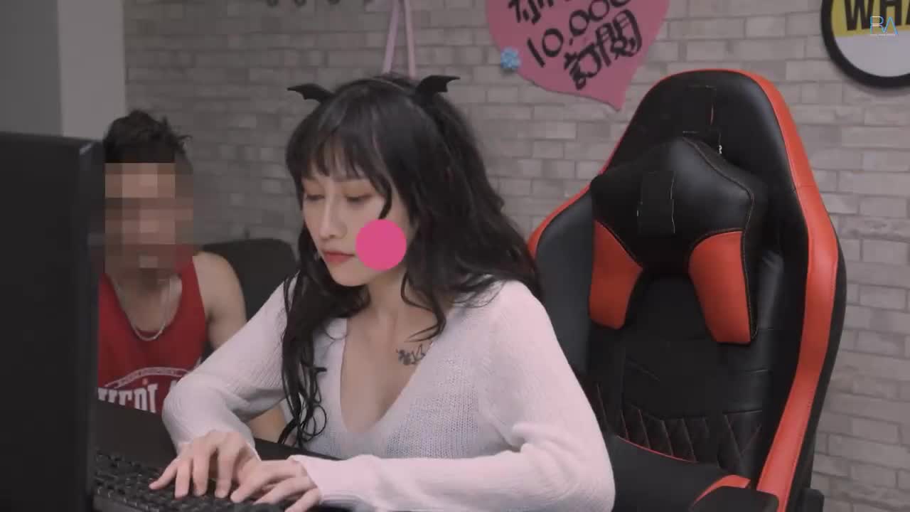 【華語字幕】電玩直播主墮落日記～被狂粉設局中出調教的敏感肉體