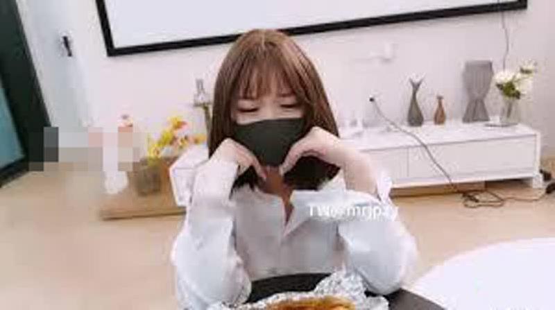 白嫩清纯小学妹外表清纯小魅魔欲求不满，爸爸刚下班就迫不及待的想要肉棒射进小嫩穴