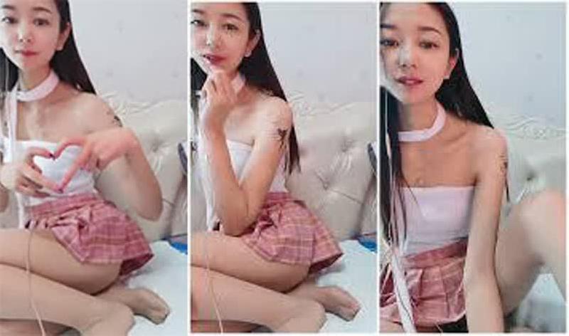 颜值很高的小女人镜头前直播大秀被狼友调教听指挥脱光衣服揉奶玩逼跳蛋抽插骚穴呻吟淫水好多精彩刺激