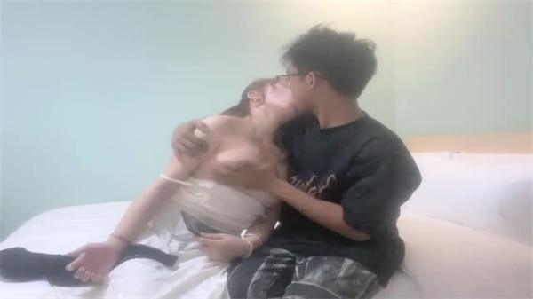 寻花偷拍：男主约会巨乳肥臀骚妹，黑丝诱惑激情性战